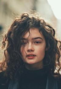 Скачать Он был старше её